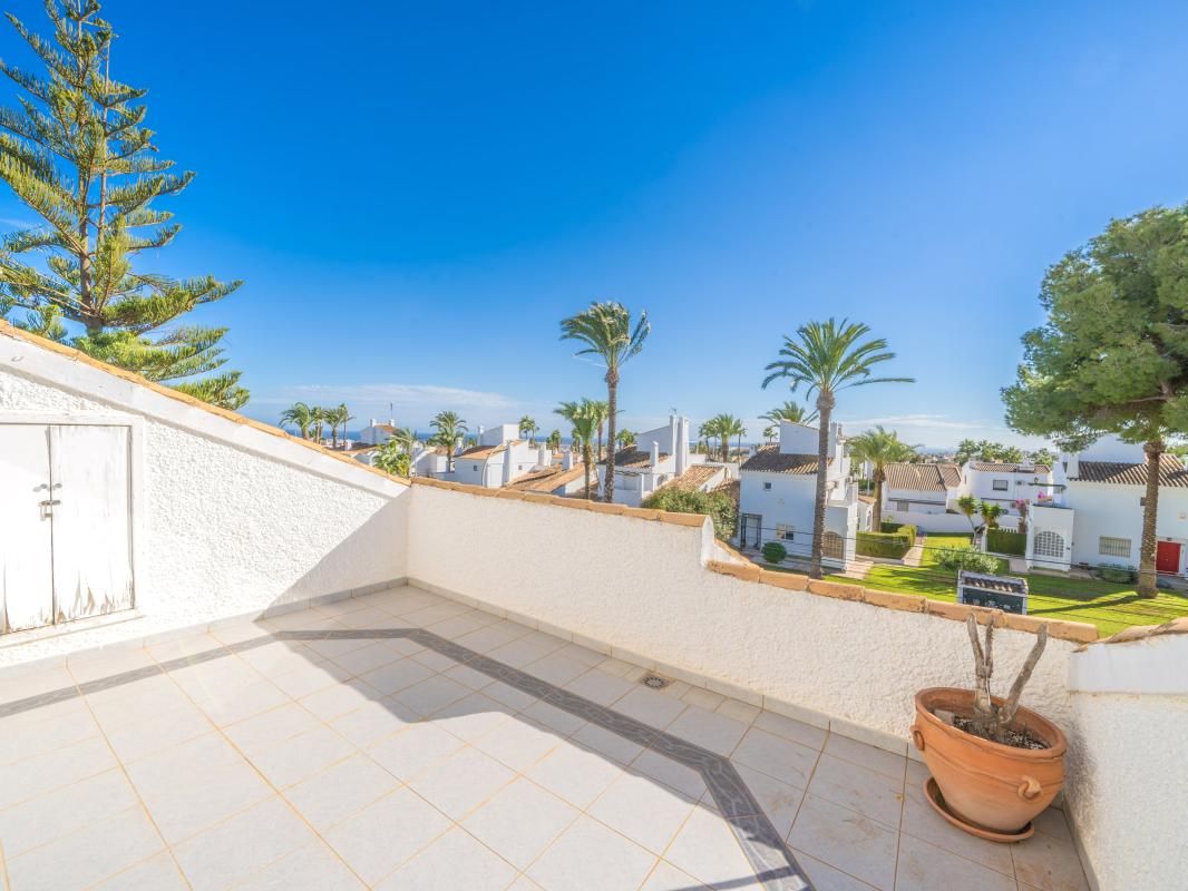 Jardí de Casa adosada en venda en Orihuela amb Terrassa i Balcó