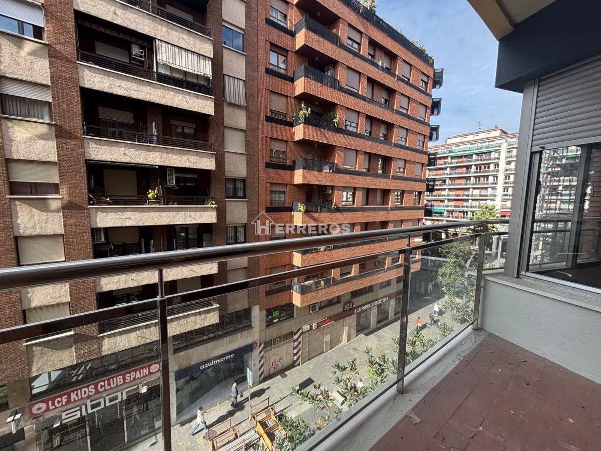 Vista exterior de Piso en venta en  Logroño con Calefacción, Parquet y Terraza