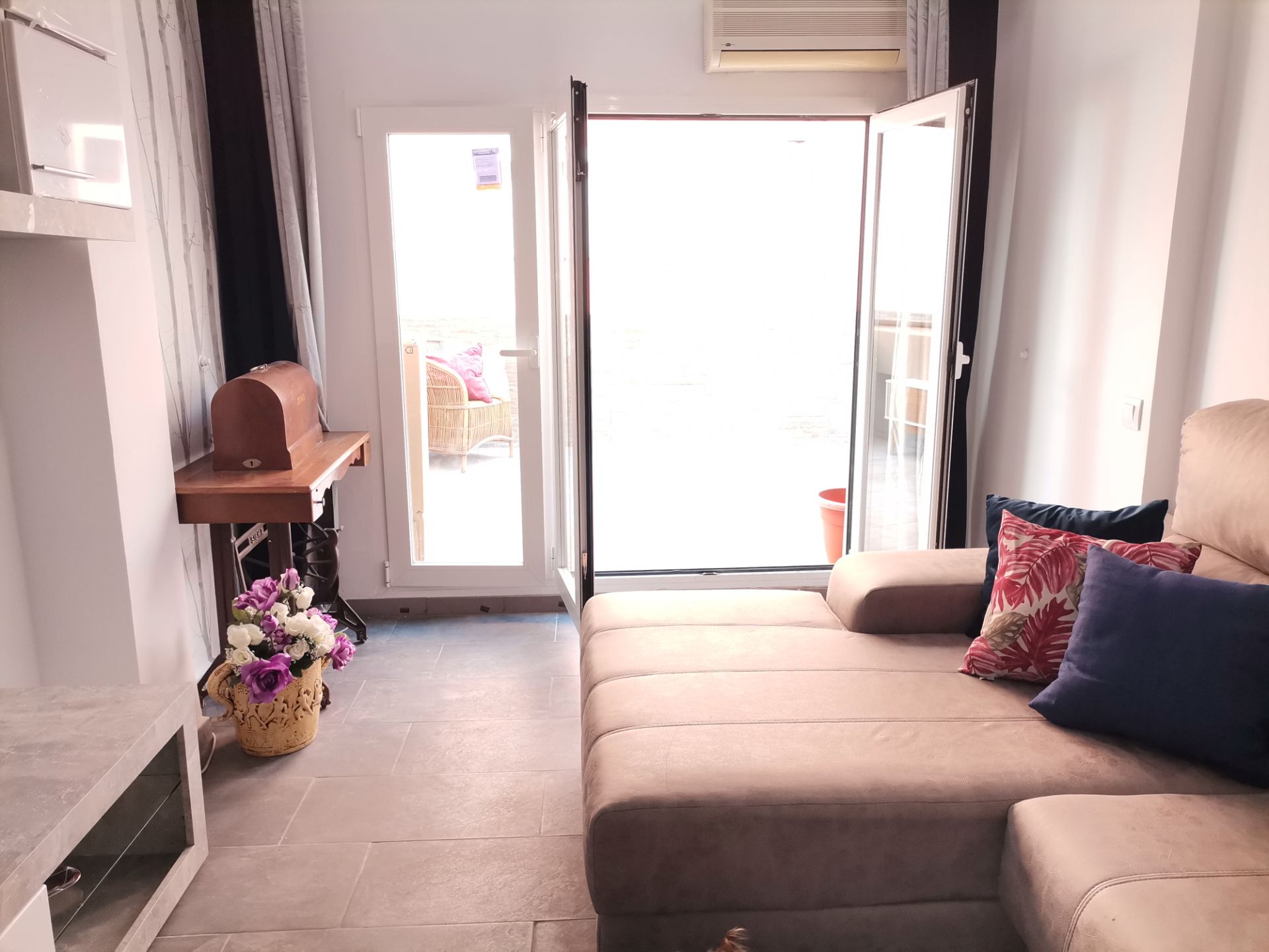 Sala de estar de Piso de alquiler en  Almería Capital con Aire acondicionado, Terraza y Amueblado