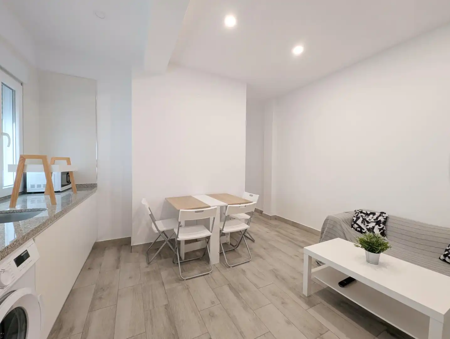 Menjador de Apartament de lloguer en Sevilla amb Aire condicionat i Moblat