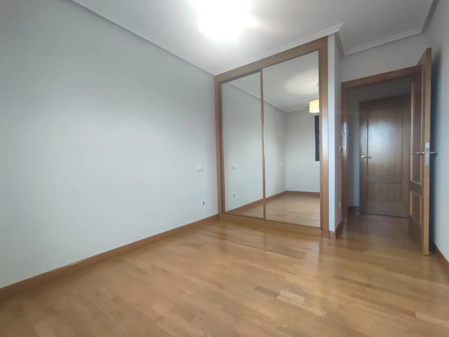 Habitación de Piso de alquiler en Gijón  con Calefacción, Parquet y Trastero