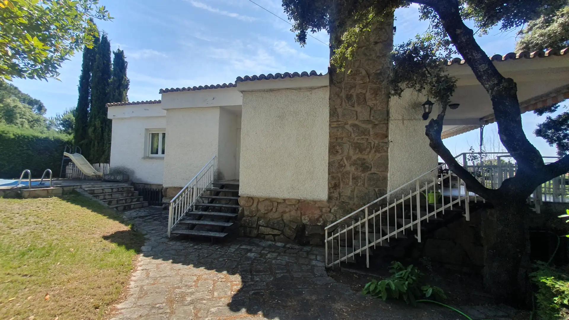Vista exterior de Casa o xalet en venda en Valdemorillo amb Calefacció, Jardí privat i Terrassa