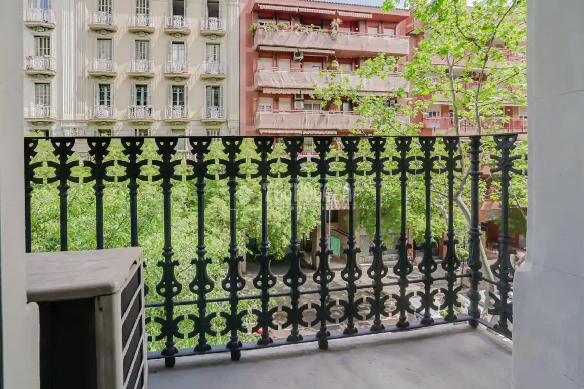 Vista exterior de Piso en venta en Barcelona con Balcón