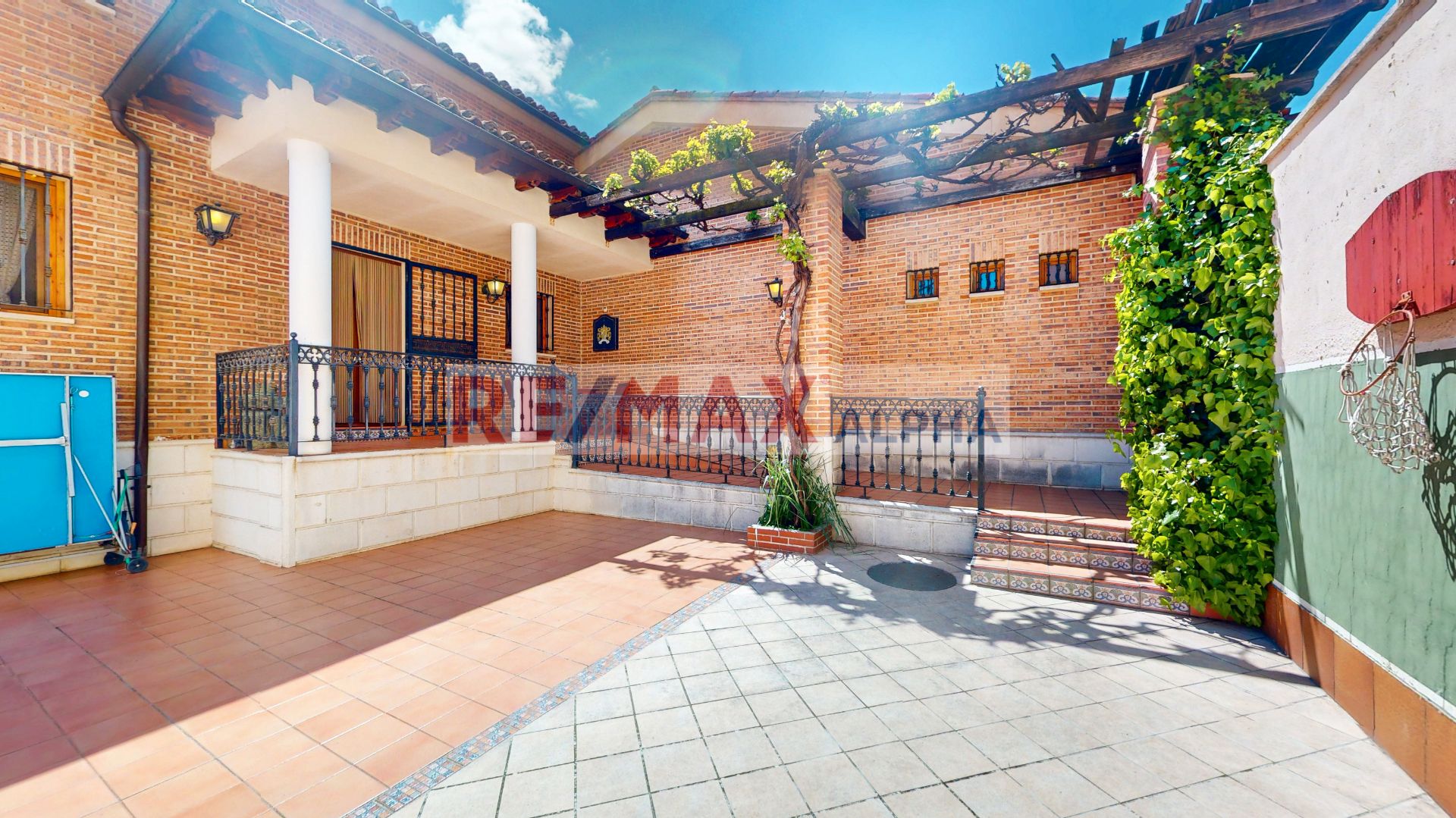 Vista exterior de Casa o xalet en venda en Medina del Campo amb Calefacció, Jardí privat i Terrassa