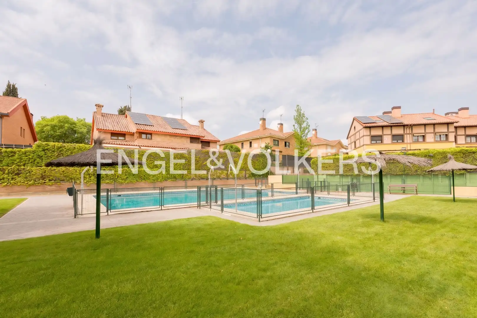 Piscina de Casa o xalet en venda en Boadilla del Monte amb Aire condicionat, Calefacció i Jardí privat