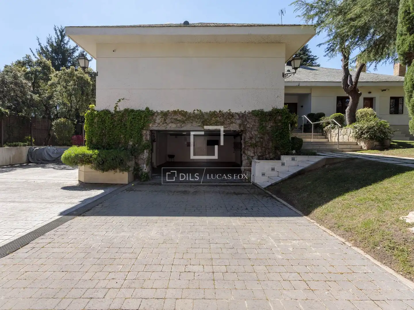 Vista exterior de Casa o xalet de lloguer en La Moraleja amb Aire condicionat, Calefacció i Jardí privat
