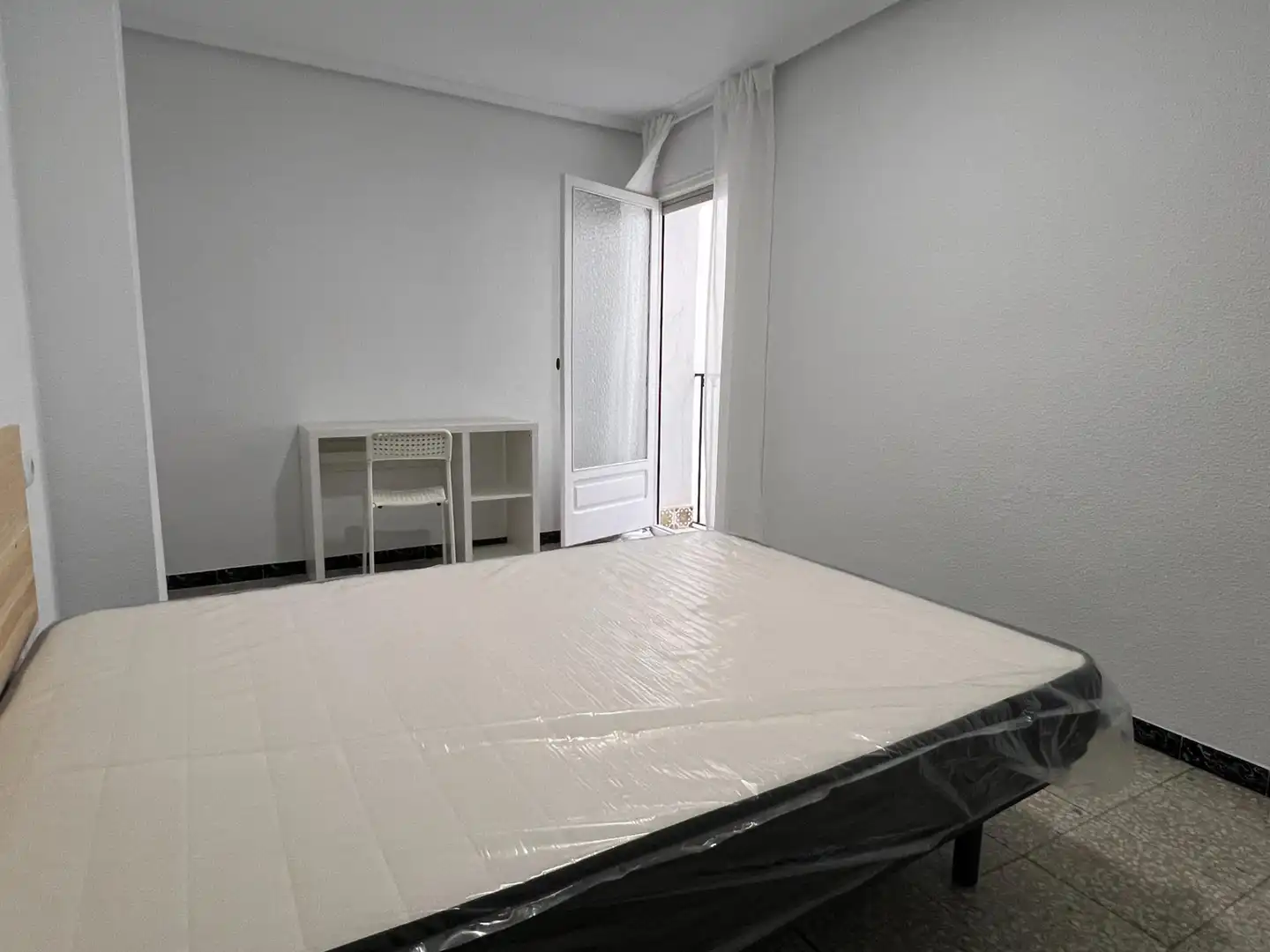 Habitación de Piso de alquiler en Elche / Elx con Amueblado y Balcón