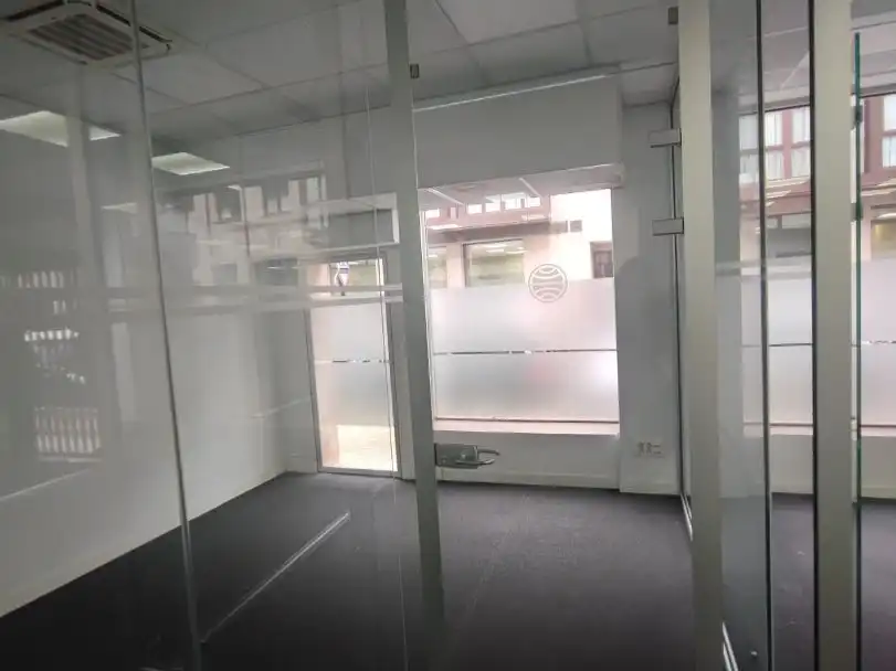 Oficina de lloguer en Oviedo  amb Aire condicionat, Calefacció i Alarma