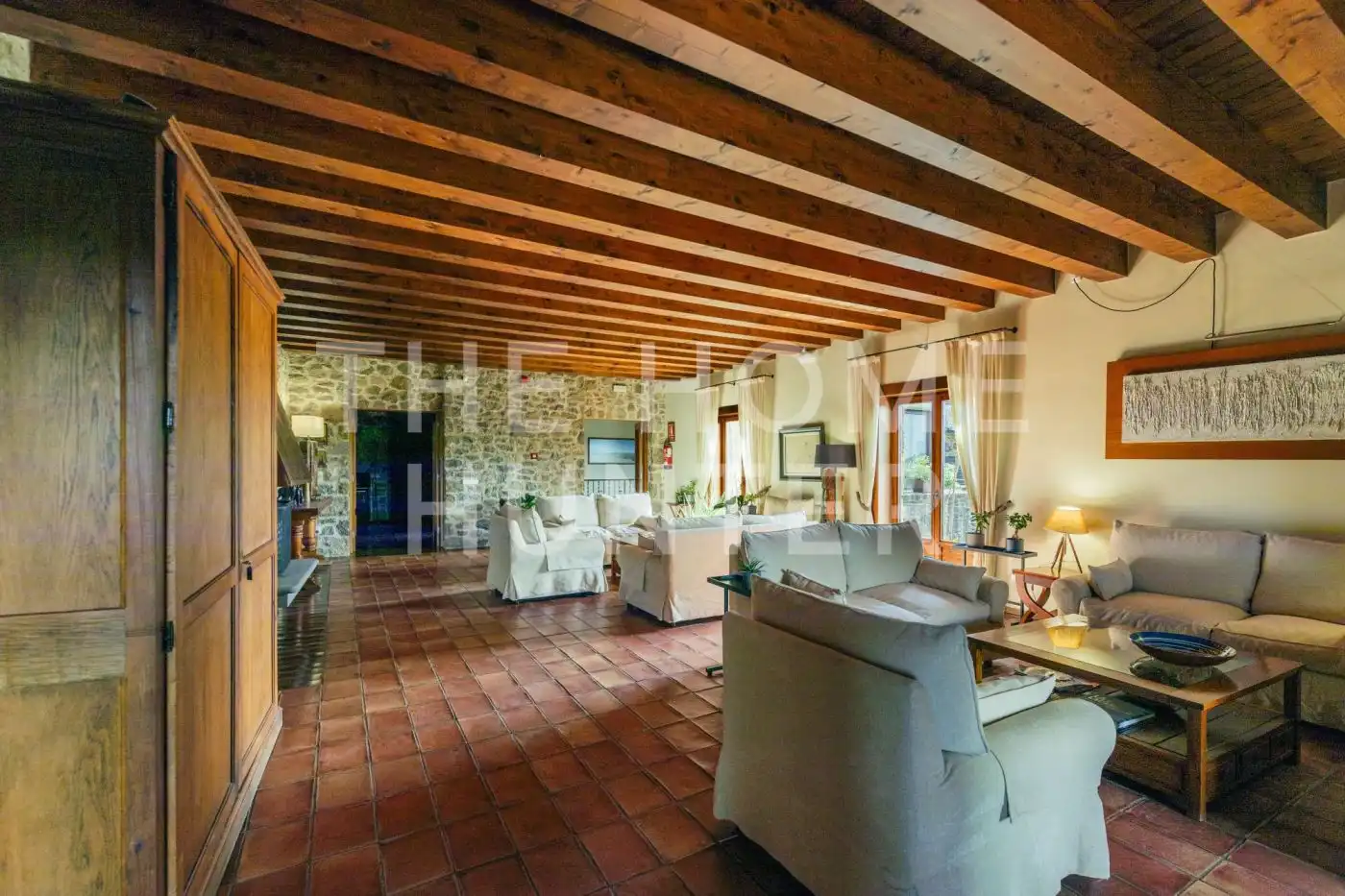 Sala d'estar de Finca rústica en venda en Sant Aniol de Finestres amb Aire condicionat, Calefacció i Jardí privat