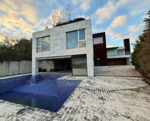 Vista exterior de Casa o xalet en venda en Santa Cruz de Bezana amb Piscina comunitària