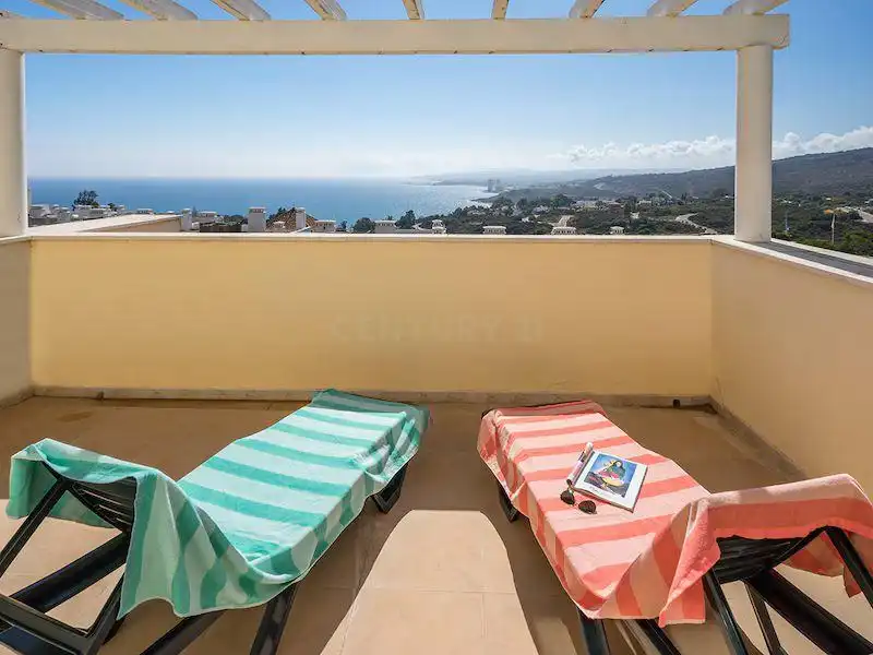 Terrasse von Wohnungen zum Verkauf in Manilva mit Klimaanlage, Privatgarten und Möbliert