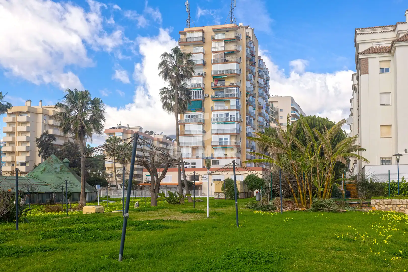 Vista exterior de Estudi en venda en Benalmádena amb Calefacció, Jardí privat i Piscina