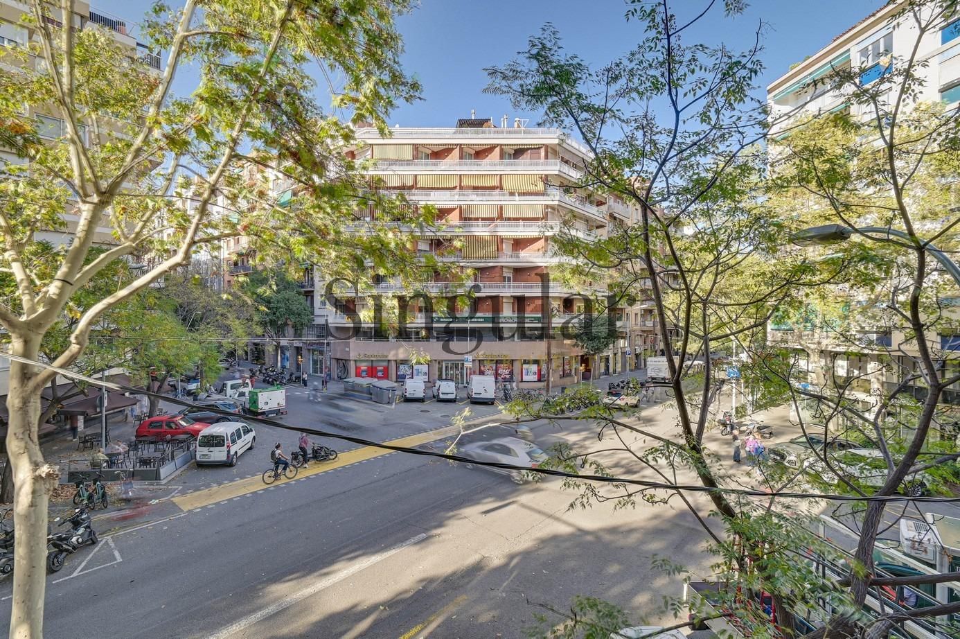 Vista exterior de Pis en venda en  Barcelona Capital amb Calefacció, Terrassa i Balcó