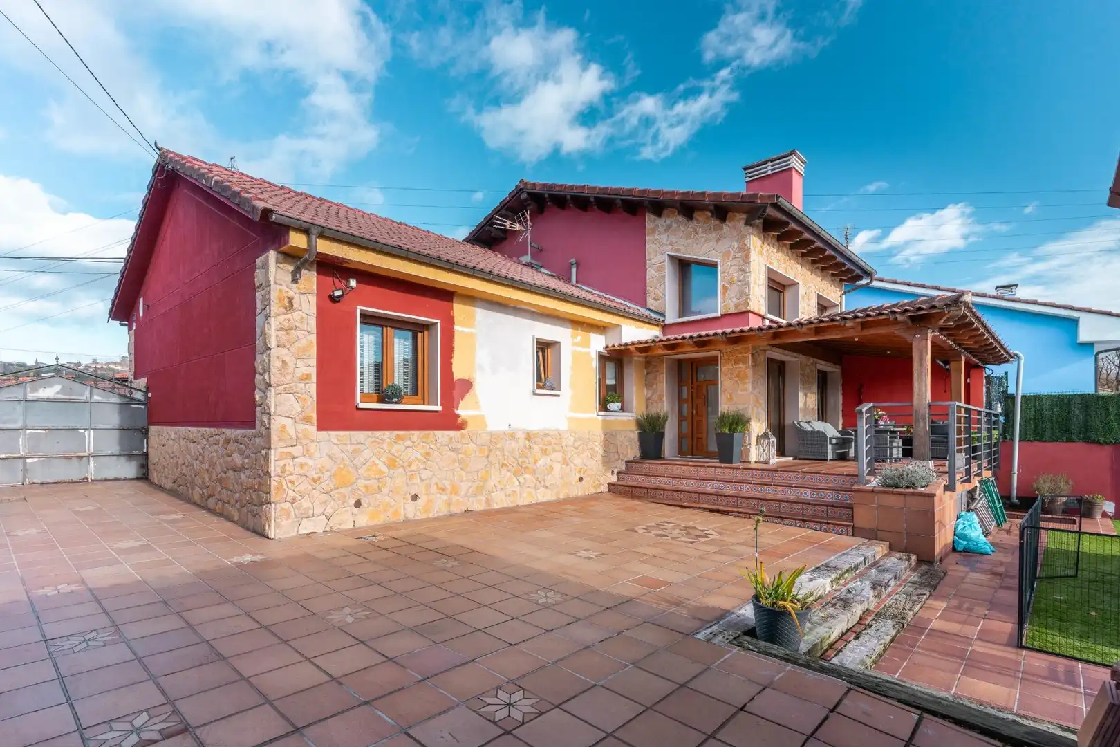 Vista exterior de Casa o xalet en venda en Langreo amb Calefacció, Jardí privat i Terrassa