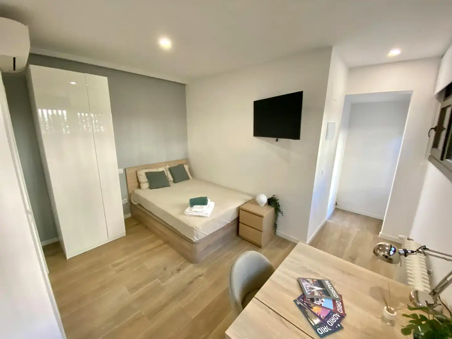 Schlafzimmer von Wohnung zur Miete in Madrid mit Klimaanlage, Heizung und Privatgarten