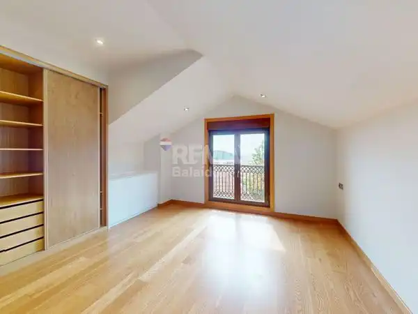 Habitación de Casa o chalet en venta en Vigo  con Calefacción, Jardín privado y Terraza
