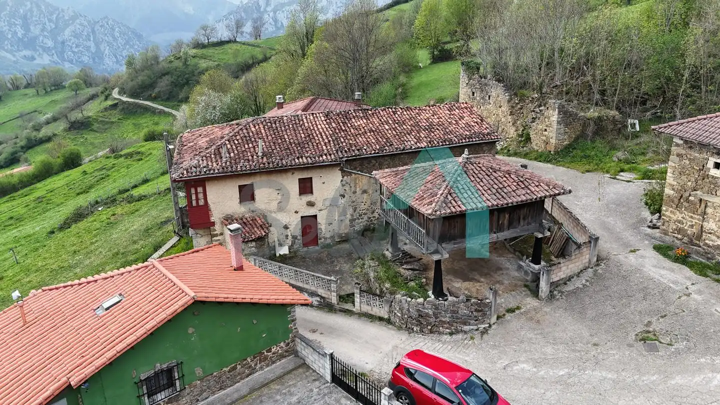 Außenansicht von Einfamilien-Reihenhaus zum Verkauf in Quirós mit Privatgarten und Terrasse