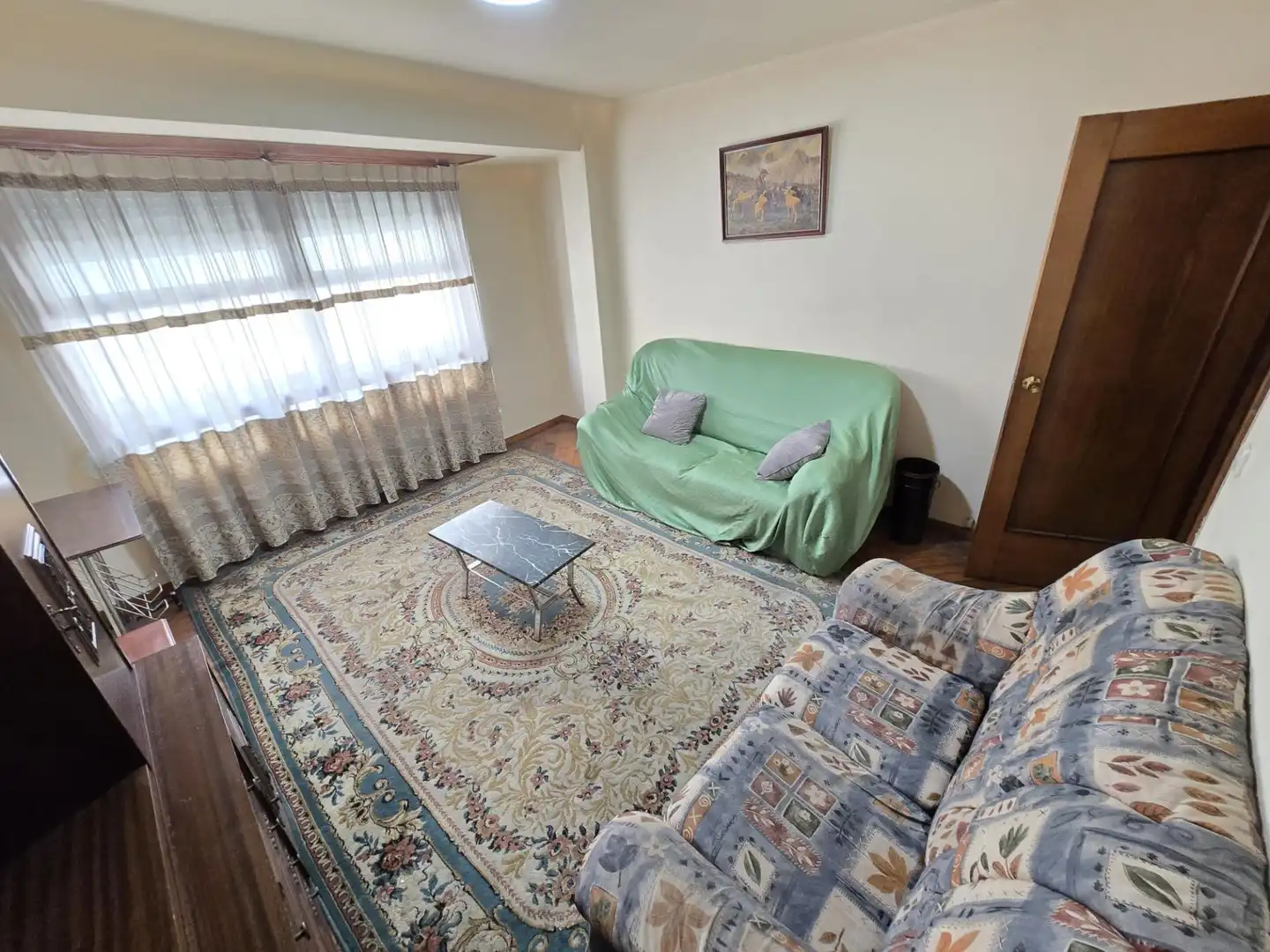 Sala d'estar de Pis de lloguer en Vigo  amb Parquet i Moblat