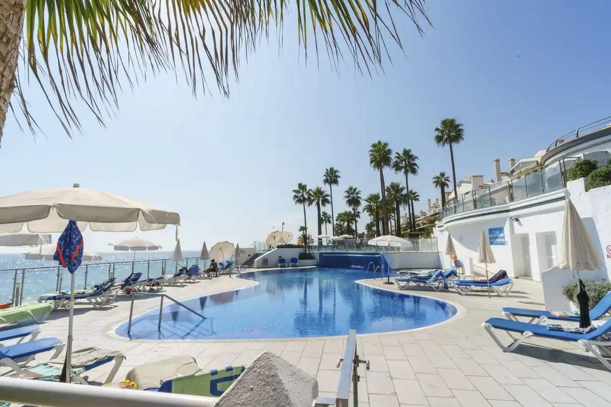 Piscina de Planta baja de alquiler en Estepona con Aire acondicionado, Terraza y Piscina comunitaria
