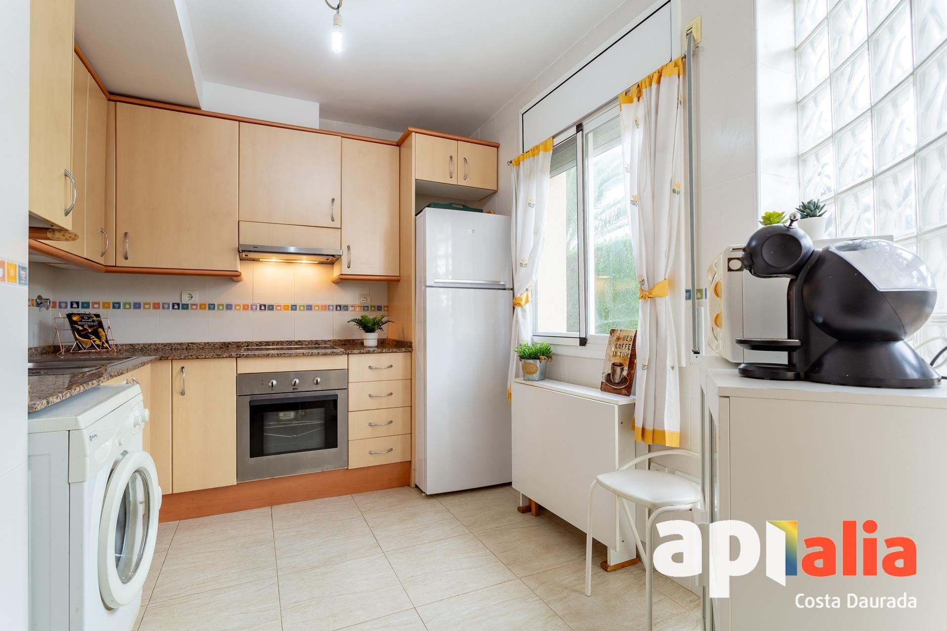 Cuina de Casa adosada en venda en Mont-roig del Camp amb Jardí privat, Terrassa i Piscina comunitària