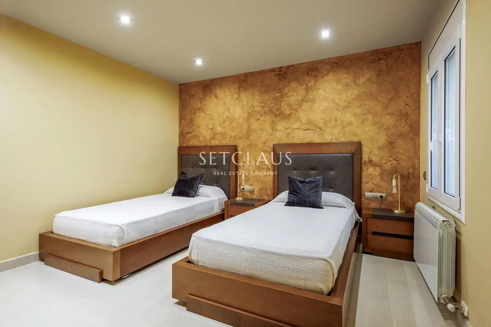 Bedroom of Flat for sale in Barcelona  with Air Conditioner and Alarm