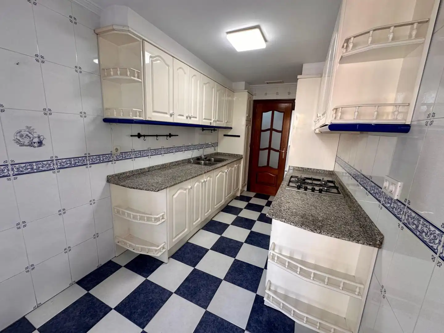 Cocina de Apartamento en venta en Torrevieja con Aire acondicionado, Jardín privado y Amueblado