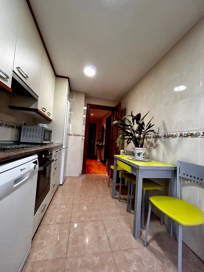Cuina de Pis en venda en Ávila amb Calefacció, Parquet i Moblat