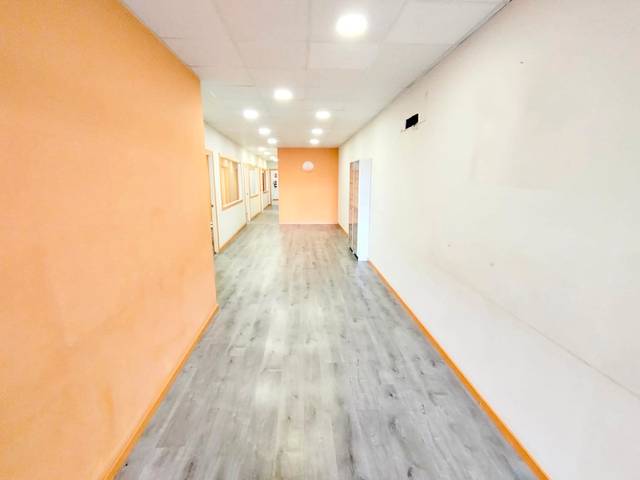 Local comercial en Venta en Riu Nord