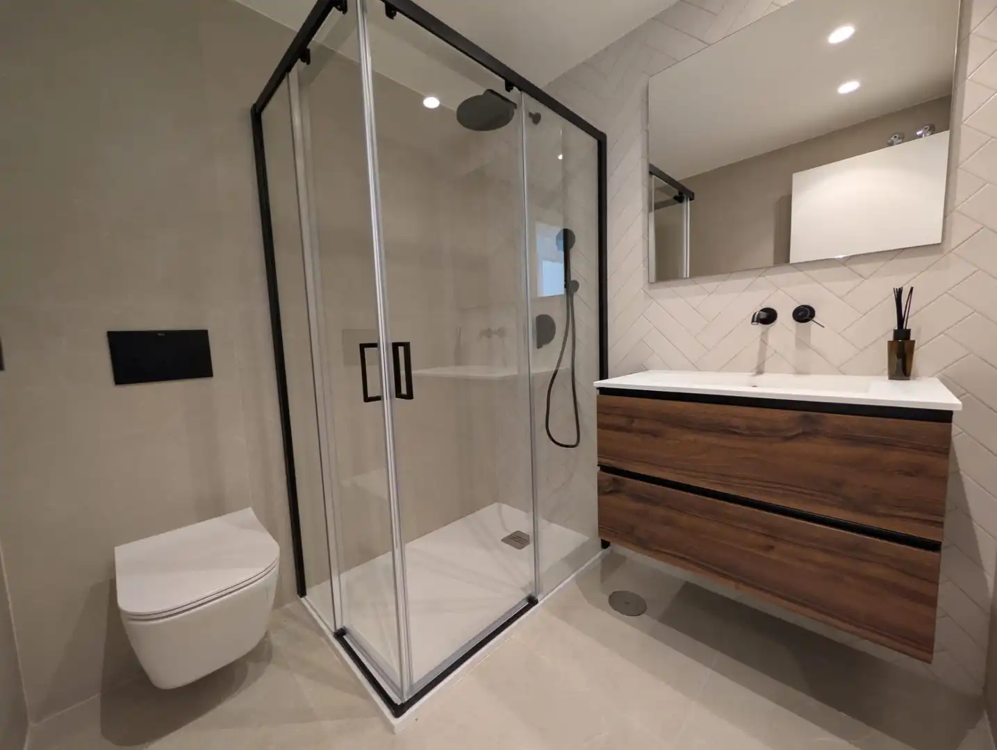 Bathroom of Flat for rent in Sevilla  with Air Conditioner, Heating and Balcony