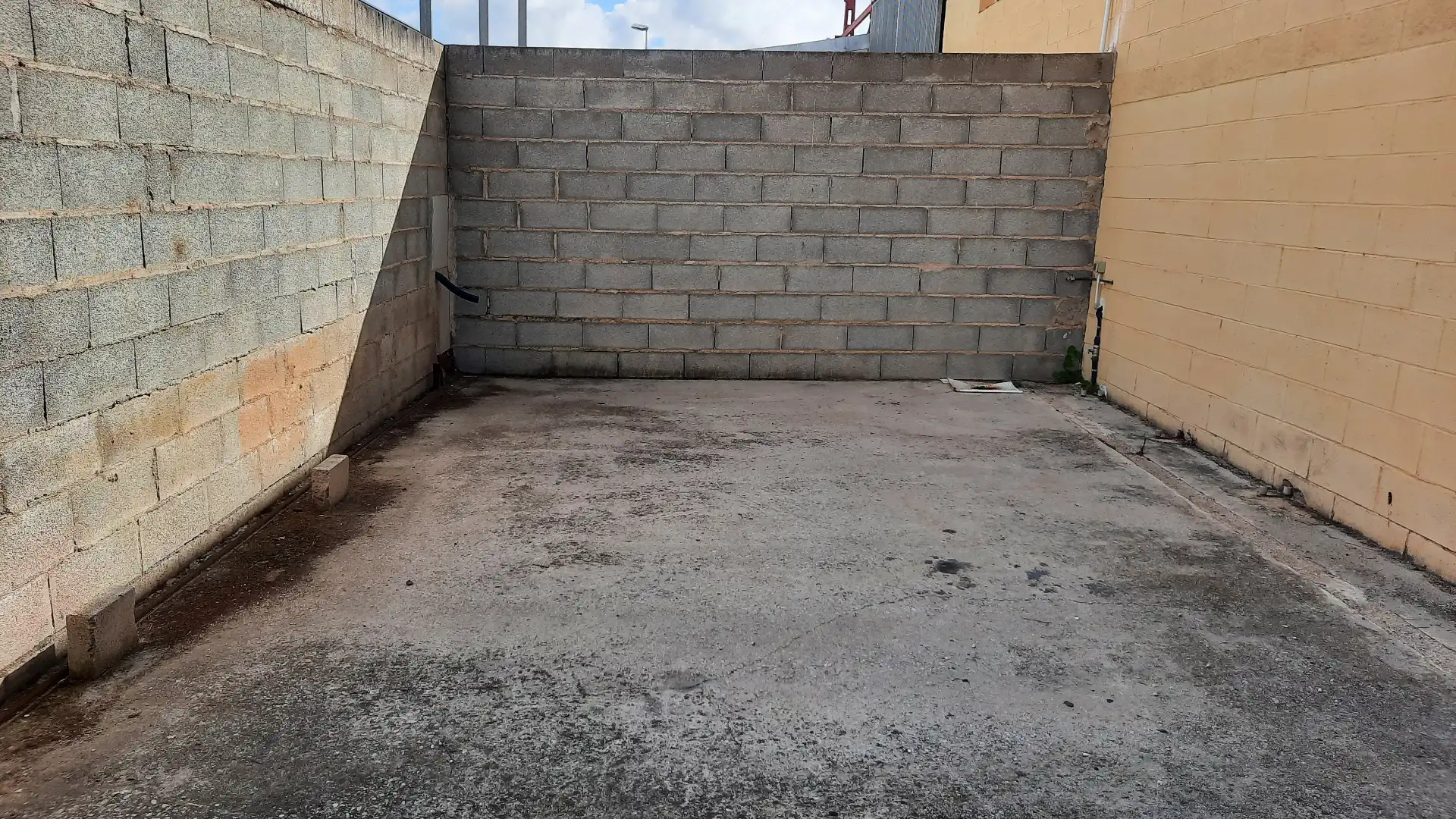 Parkplatz von Fabrikhallen zur Miete in Vinaròs mit Alarm