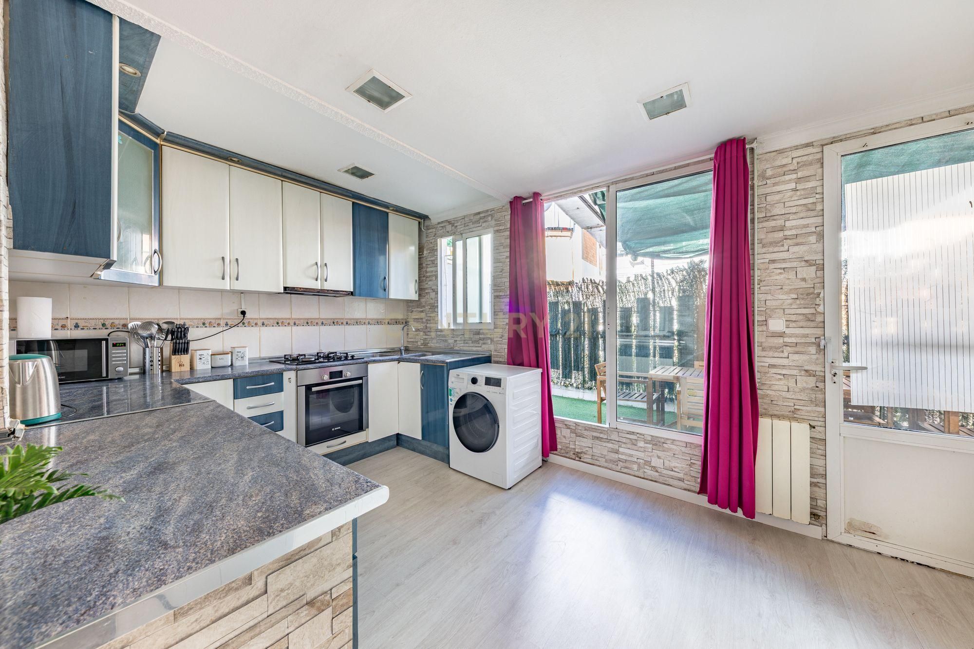 Cuina de Pis en venda en Santa Coloma de Gramenet amb Aire condicionat, Forn i Rentadora