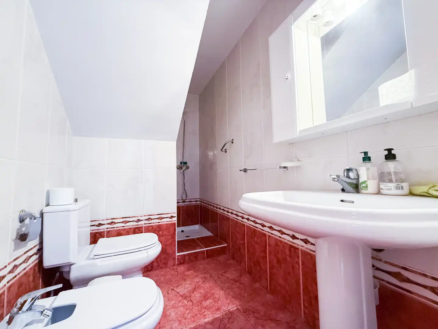 Badezimmer von Einfamilien-Reihenhaus zum Verkauf in Baza mit Klimaanlage, Heizung und Terrasse