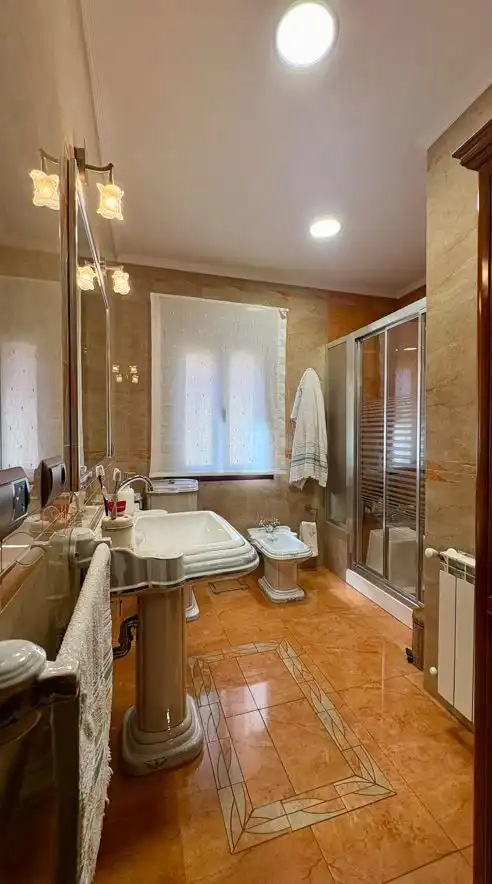 Bany de Casa o xalet en venda en Valdepeñas amb Aire condicionat, Calefacció i Traster