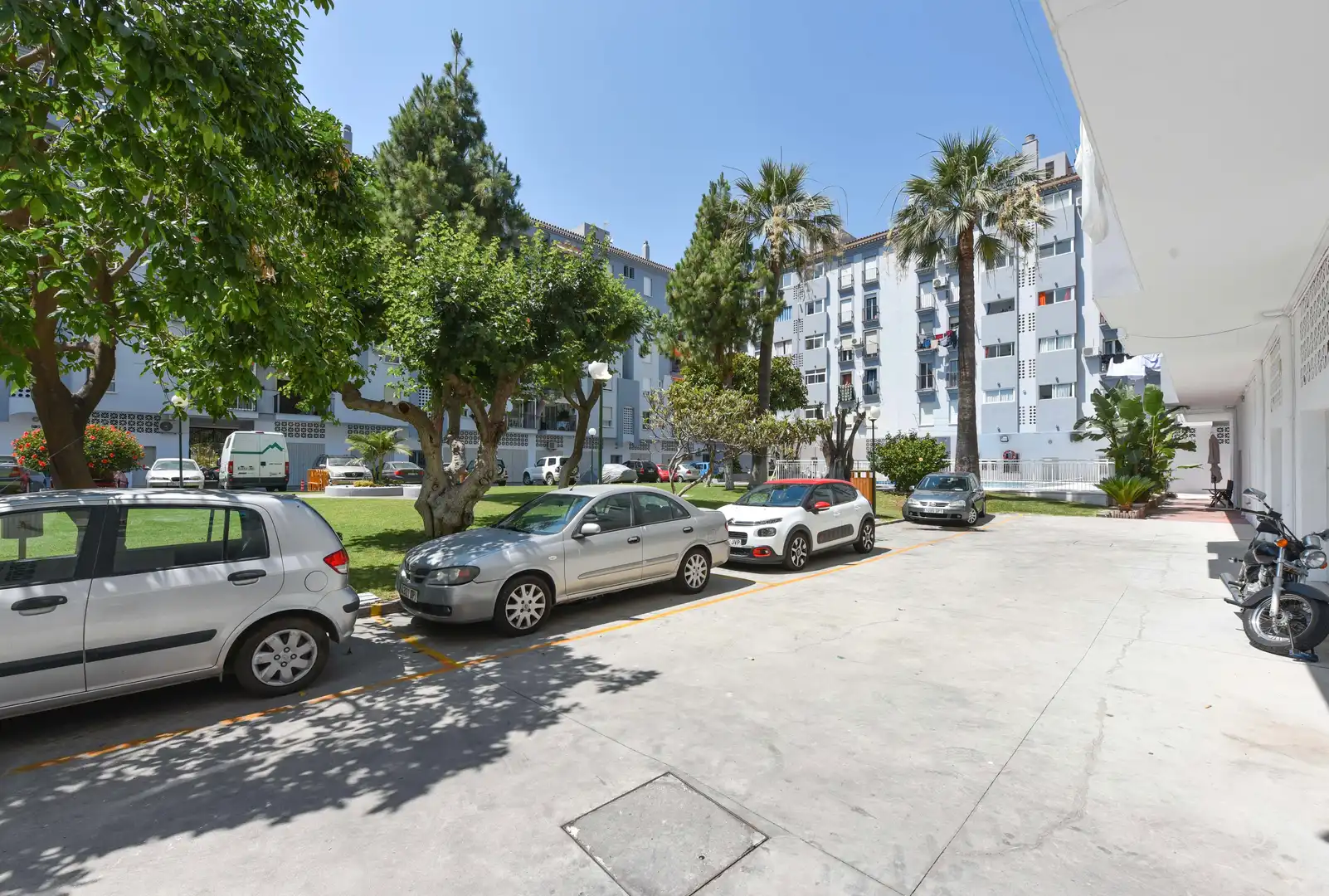 Parkplatz von Wohnung zur Miete in Fuengirola mit Klimaanlage, Heizung und Privatgarten