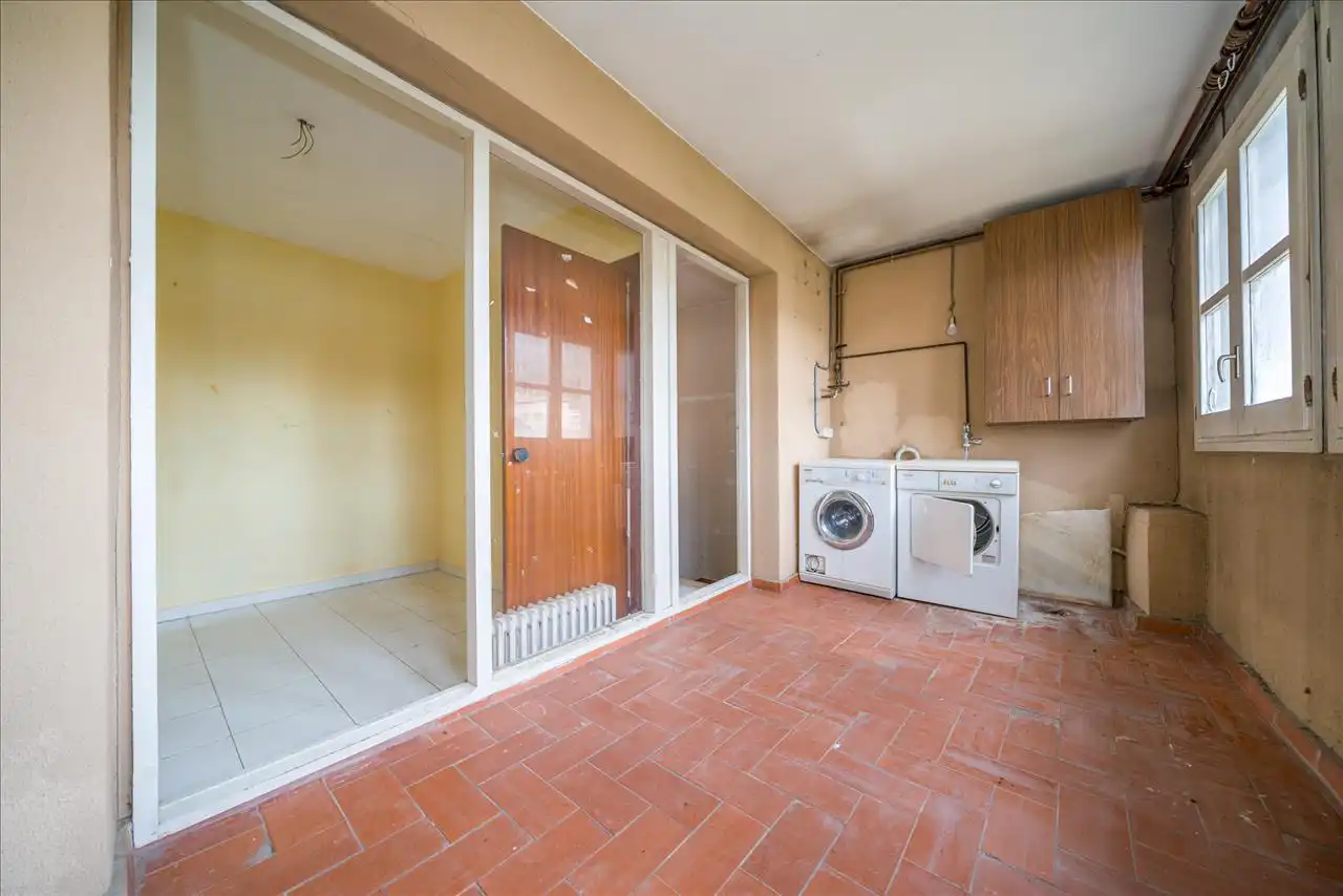 Cuina de Casa adosada en venda en Olot amb Terrassa