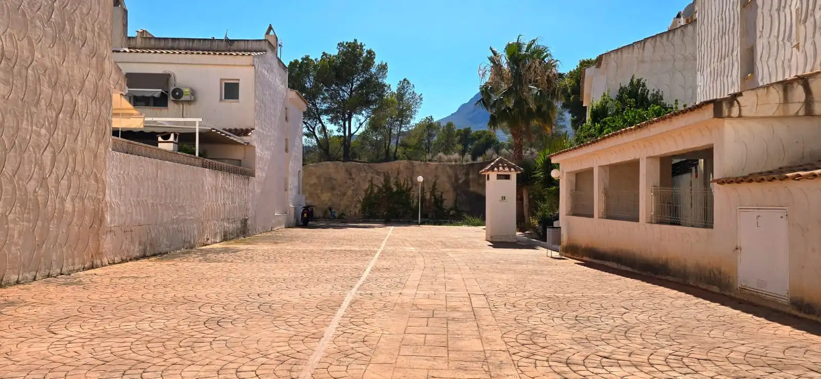 Vista exterior de Casa adosada en venda en La Nucia amb Terrassa, Traster i Moblat