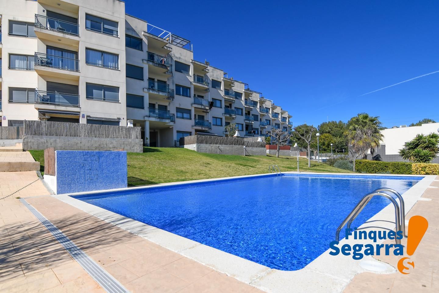 Swimming pool of Attic for sale in Roda de Berà  with Air Conditioner, Heating and Parquet flooring