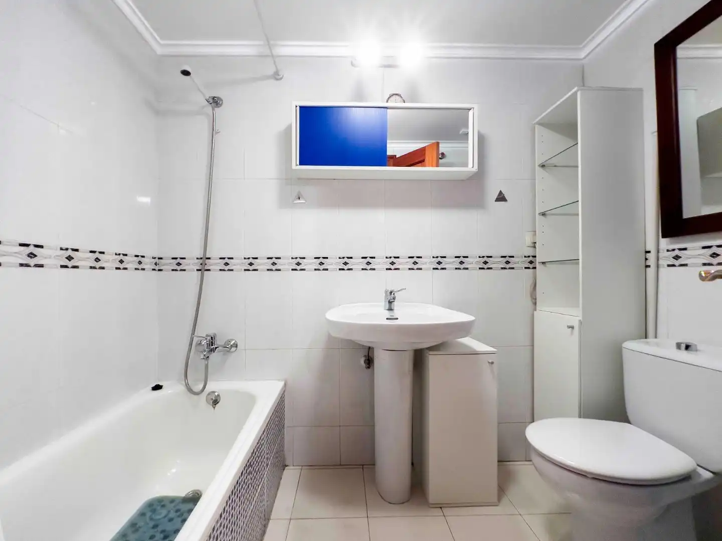 Bathroom of Flat for rent in Oviedo   with Heating, Private garden and Terrace