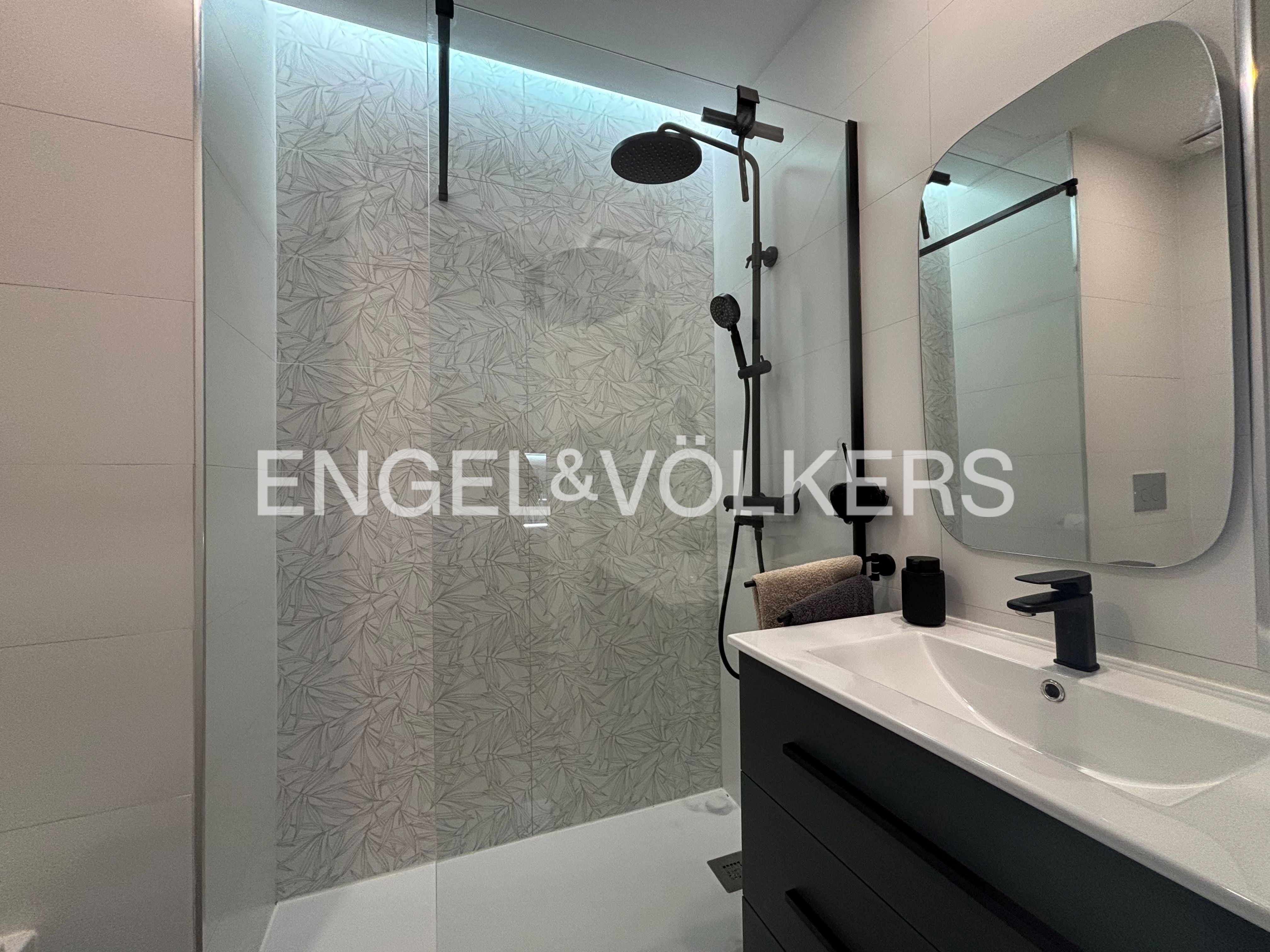 Bathroom of Flat to rent in  Valencia Capital  with Air Conditioner, Heating and Parquet flooring
