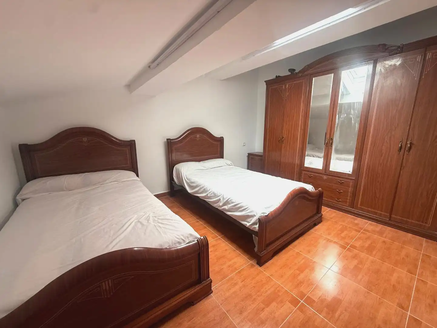 Habitación de Casa adosada en venta en Avilés con Calefacción, Jardín privado y Terraza