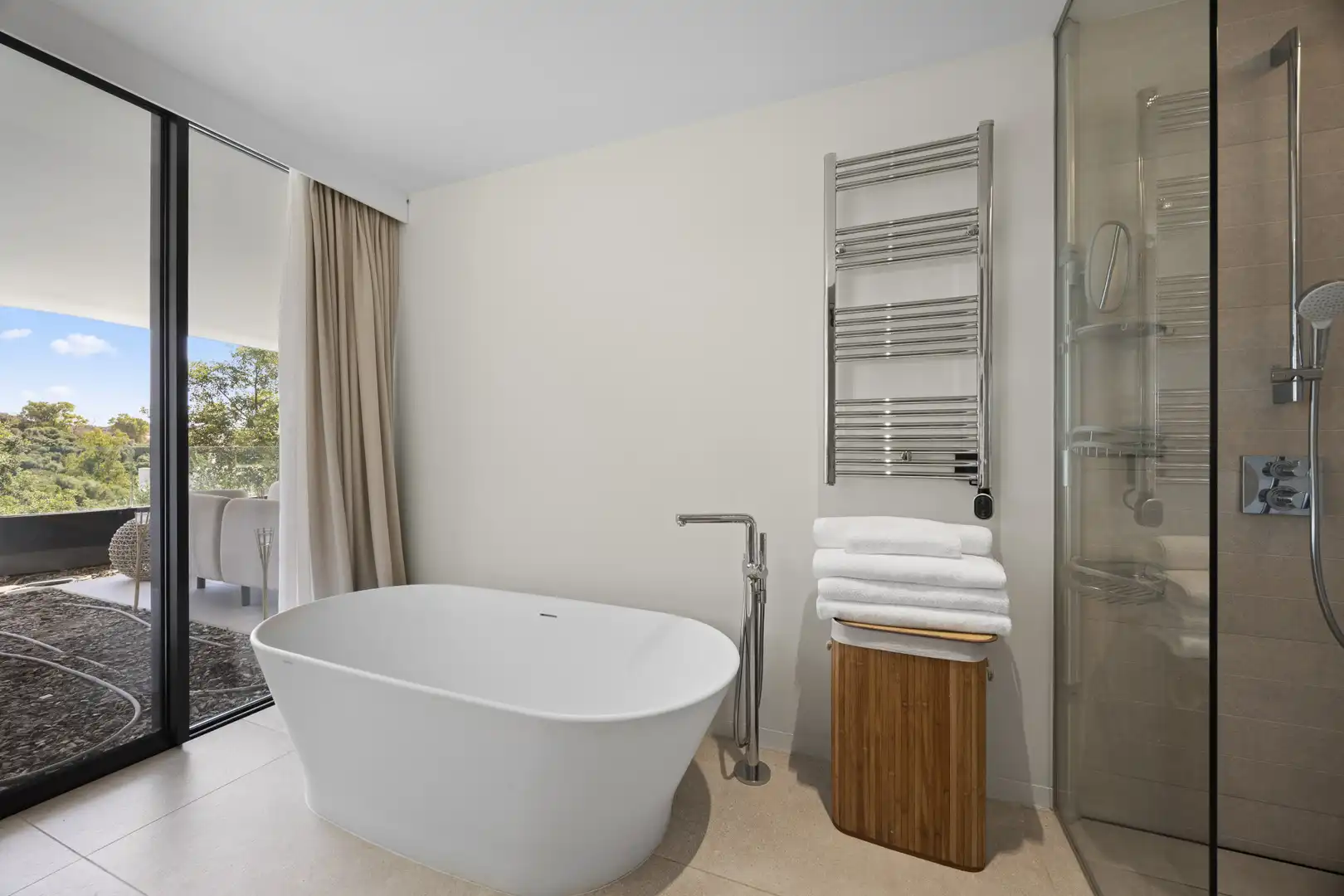 Badezimmer von Wohnungen zum Verkauf in Sotogrande mit Klimaanlage, Terrasse und Abstellraum