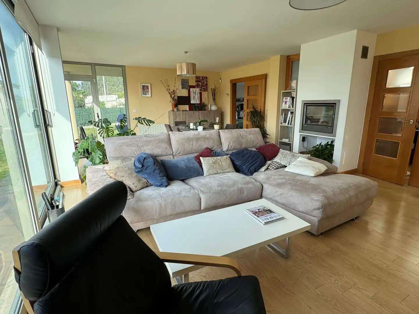 Sala d'estar de Casa o xalet en venda en Santa Cruz de Bezana amb Calefacció, Jardí privat i Terrassa