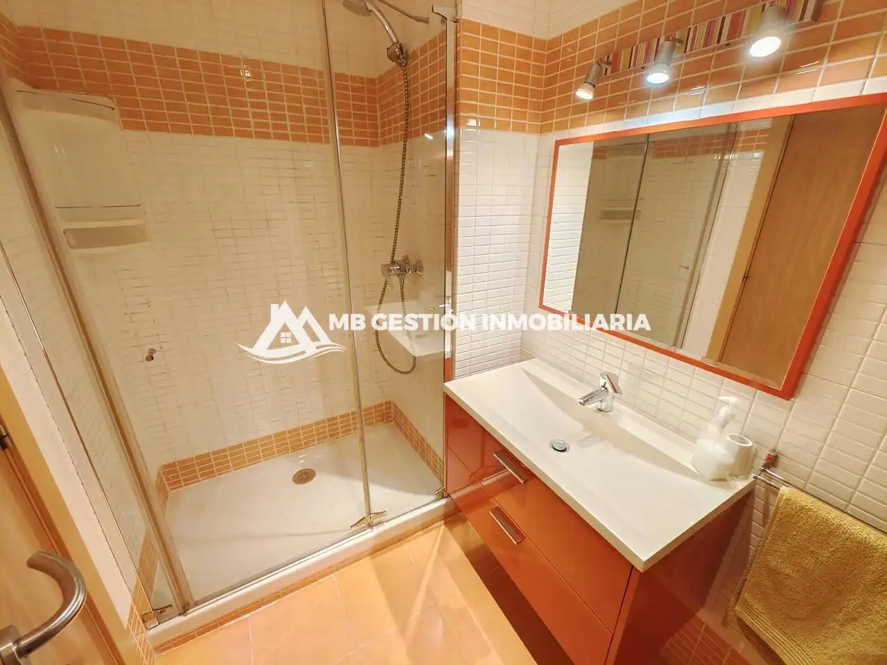 Bathroom of Attic for sale in Fuenlabrada  with Air Conditioner, Heating and Private garden