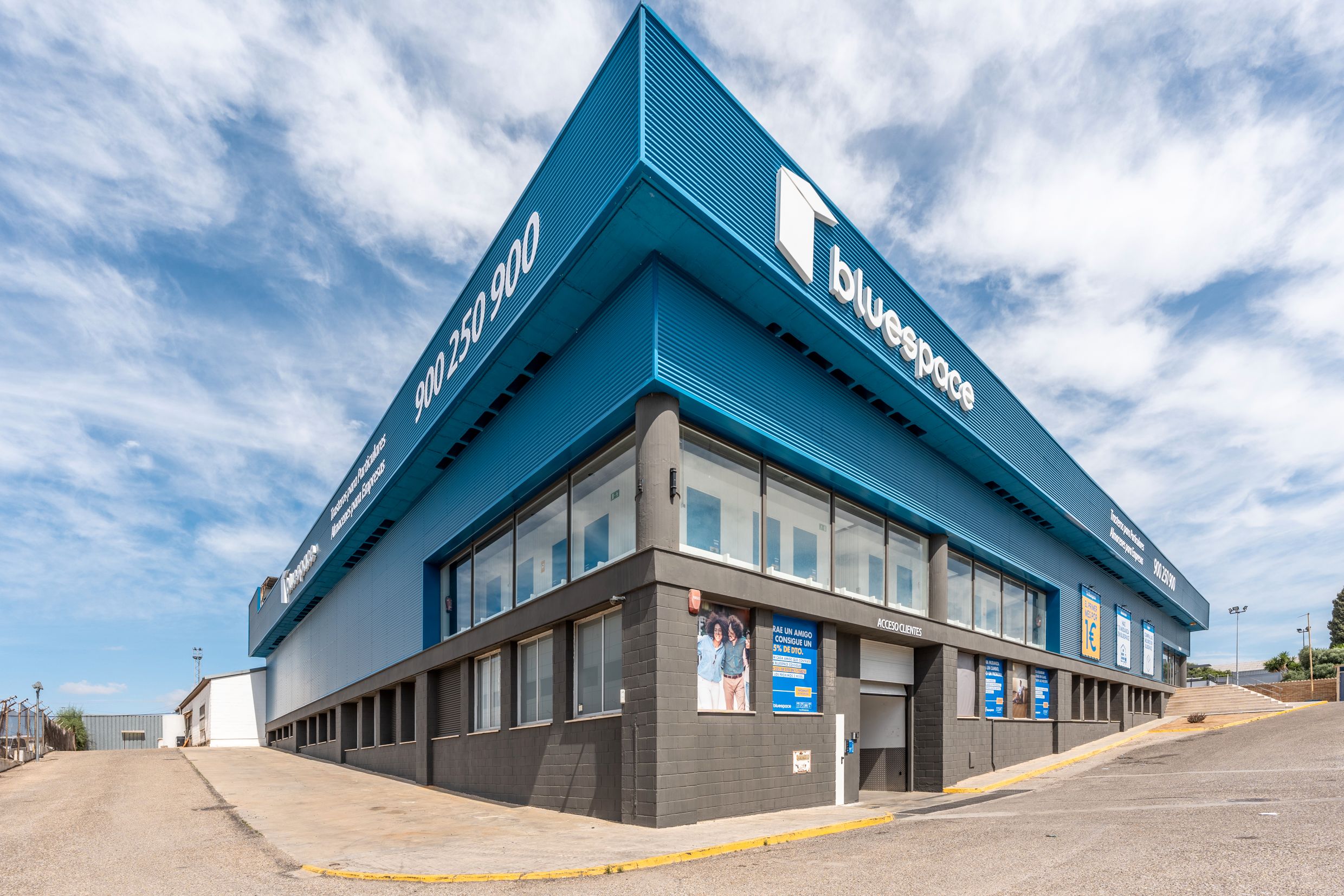 Exterior view of Garage to rent in  Sevilla Capital  with Alarm