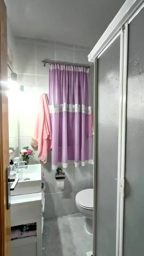 Baño de Piso de alquiler en Plasencia con Aire acondicionado, Terraza y Amueblado