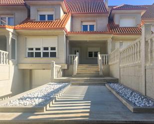 Vista exterior de Casa adosada en venda en Carballo amb Calefacció, Jardí privat i Piscina