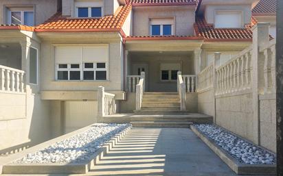 Vista exterior de Casa adosada en venda en Carballo amb Calefacció, Jardí privat i Piscina