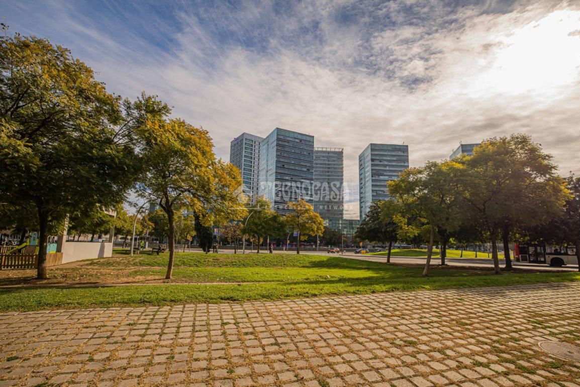 Exterior view of Flat for sale in L'Hospitalet de Llobregat  with Air Conditioner and Balcony