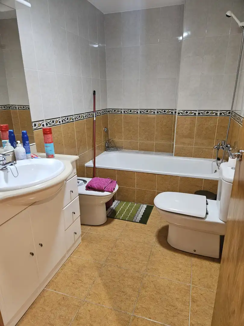 Baño de Piso en venta en Santa Coloma de Gramenet con Calefacción, Terraza y Trastero