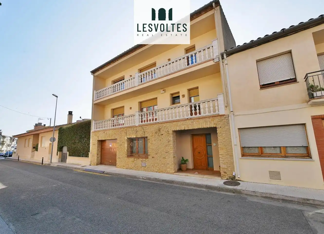 Casa amb terrassa en venda a calle de l'Escut Emporità